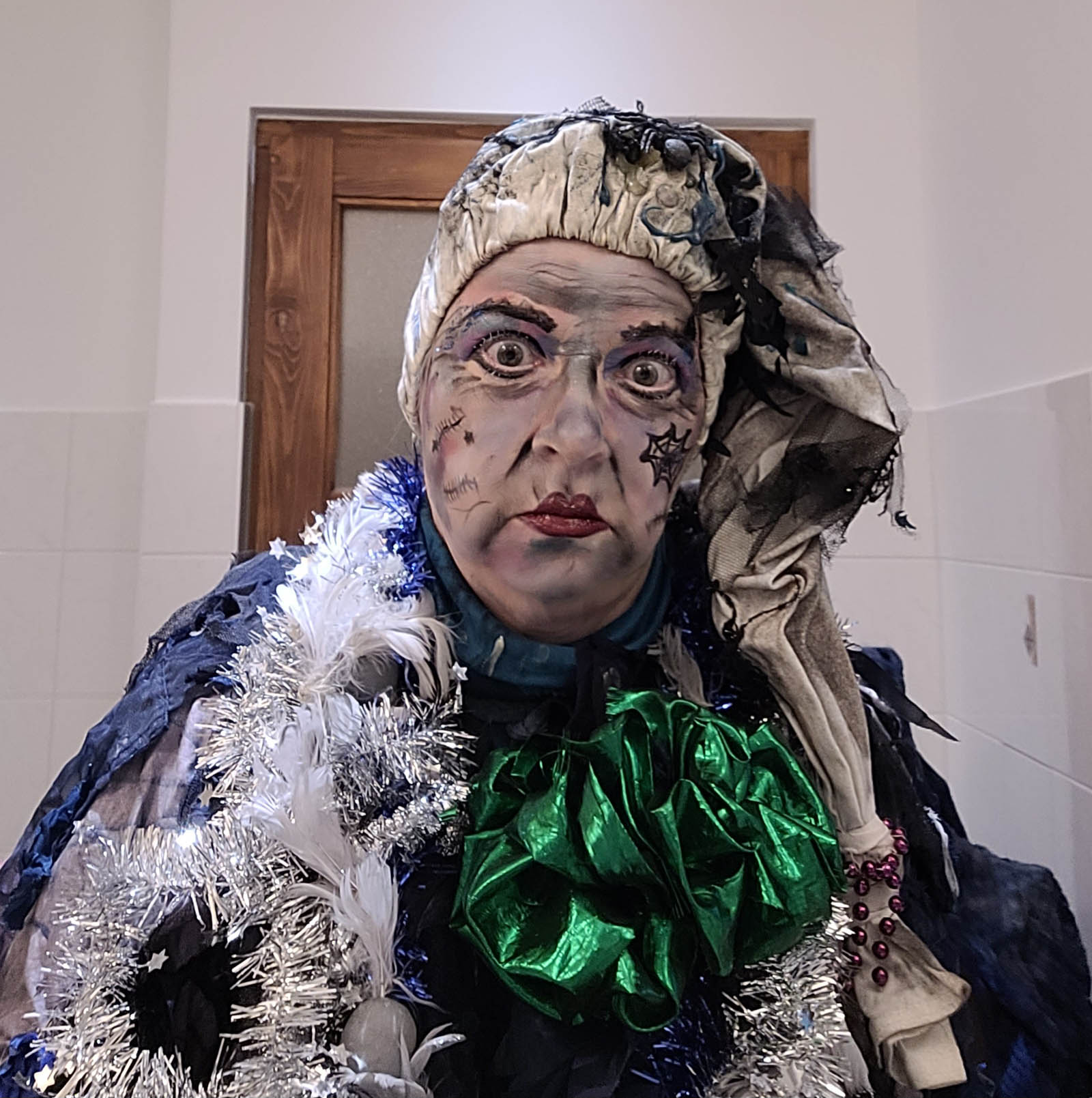 Nachtgespenst Adele, öffnet im Fenster